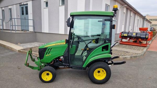 Traktor John Deere 1026R s kabinou