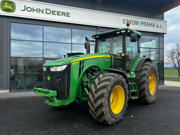 Kolový traktor John Deere 8360R