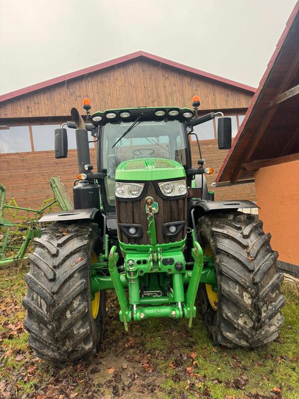 Kolový traktor John Deere 6215R