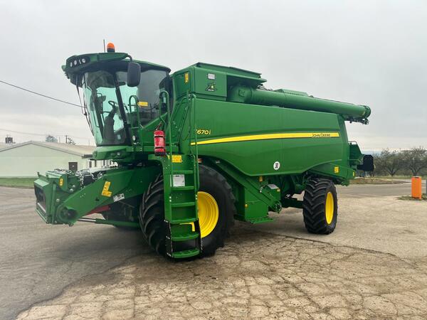 Sklízecí mlátička John Deere T670i