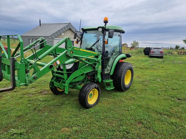 Traktor John Deere 4052R včetně čelního nakladače John Deere 440R