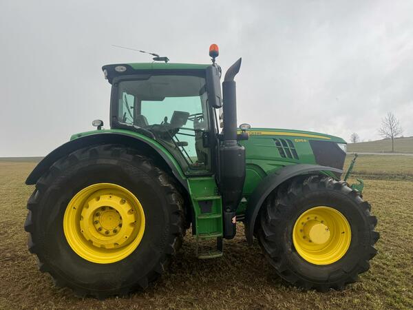 Kolový traktor John Deere 6215R