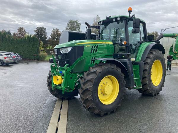 Kolový traktor John Deere 6155M