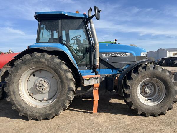 Kolový traktor New holland 8870