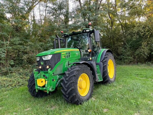 Kolový traktor John Deere 6135R Ultimate