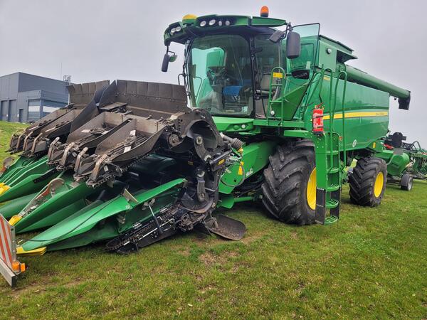 Sklízecí kolová mlátička John Deere T670 HillMaster