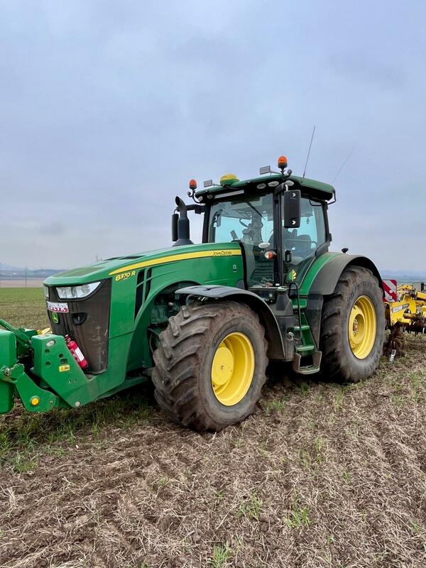 Kolový traktor John Deere 8370R e23