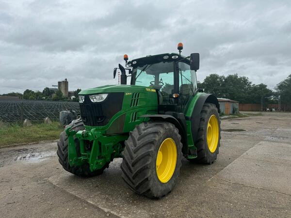 Starší kolový traktor John Deere 6210R