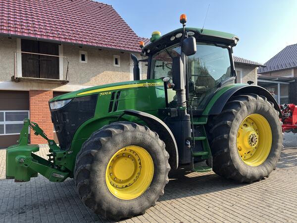 Kolový traktor John Deere 7270R