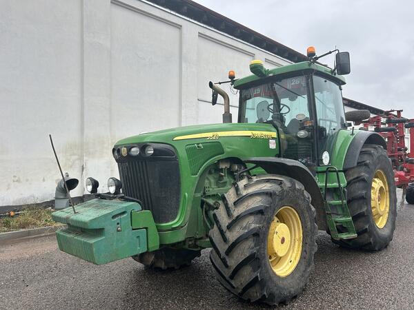 Starší kolový traktor JOHN DEERE 8320