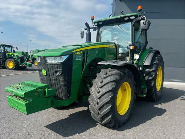 Kolový traktor John Deere 8370R e23