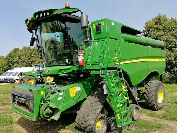 Sklízecí mlátička John Deere S785i pásový podvozek