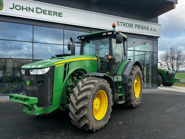 Kolový traktor John Deere 8335R