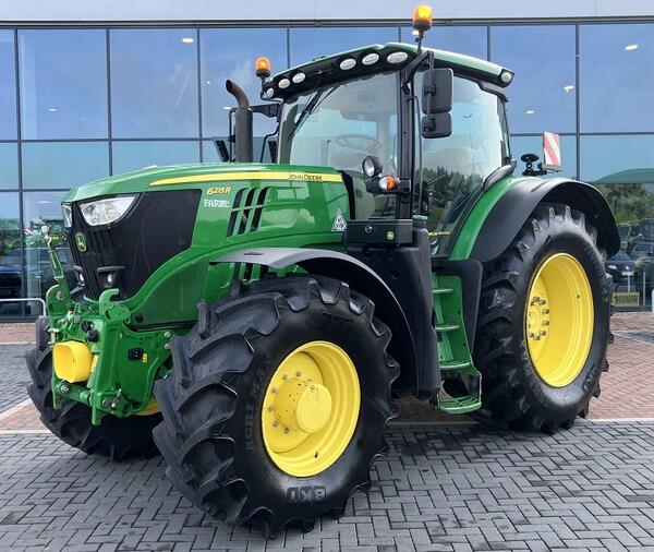 Kolový traktor John Deere 6215R Command pro