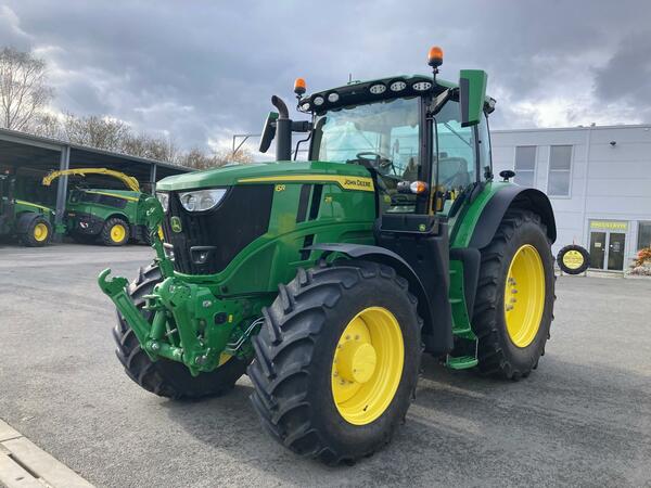 Kolový traktor John Deere 6R 215