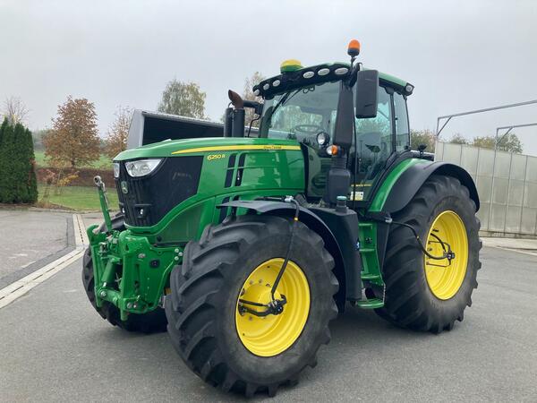 Kolový traktor John Deere 6250R