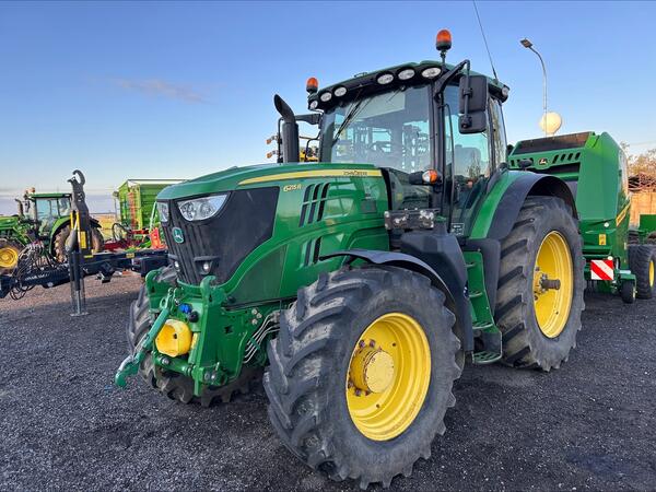 Kolový traktor John Deere 6215R Direct Drive