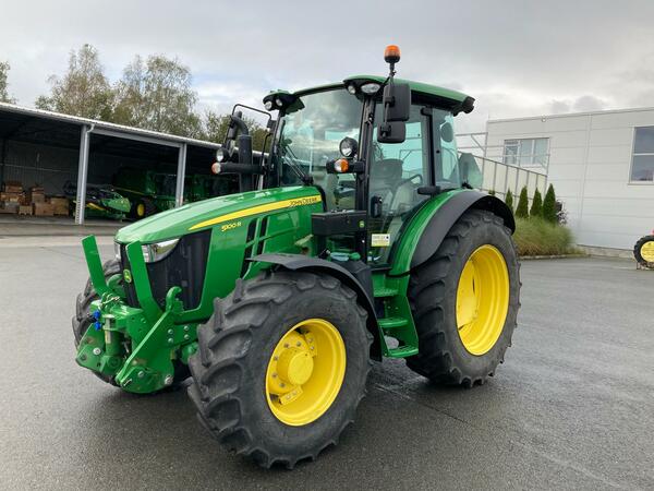 Kolový traktor John Deere 5100R