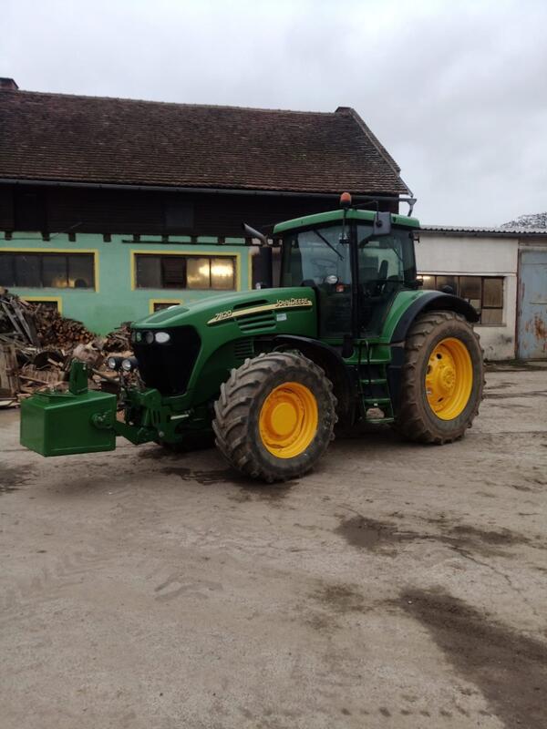 Kolový traktor John Deere 7820