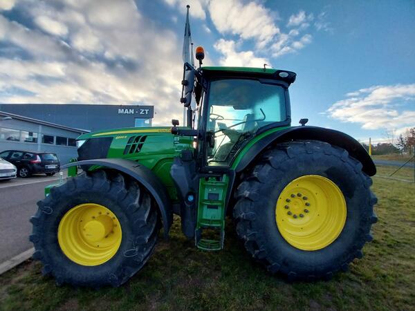 Starší kolový traktor John Deere 6195R