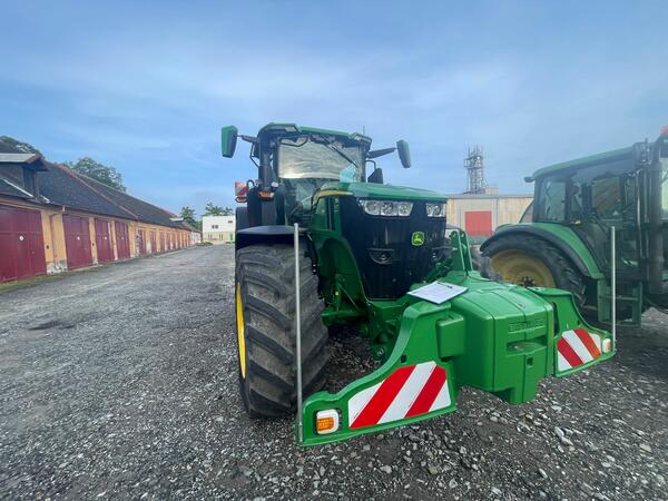 Kolový traktor John Deere 7R 330