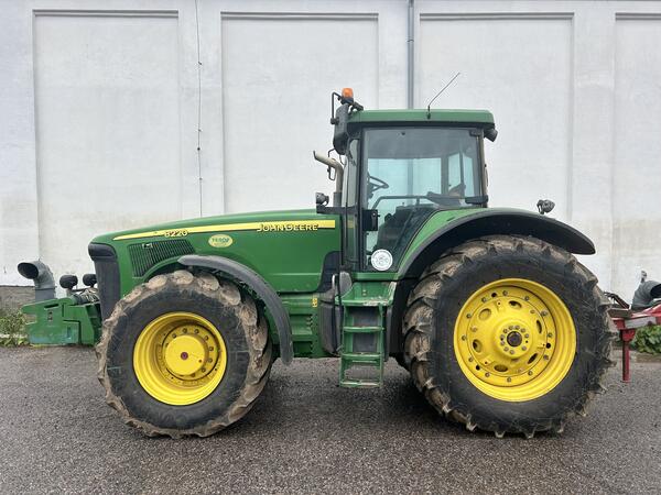 Starší kolový traktor JOHN DEERE 8220