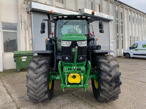 Kolový traktor John Deere 6215R Command pro