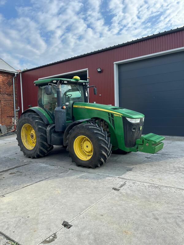 Kolový traktor John Deere 8260R