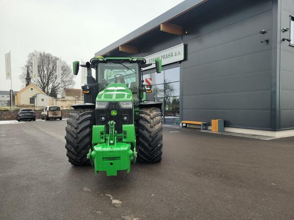 Kolový traktor John Deere 8R410 e23