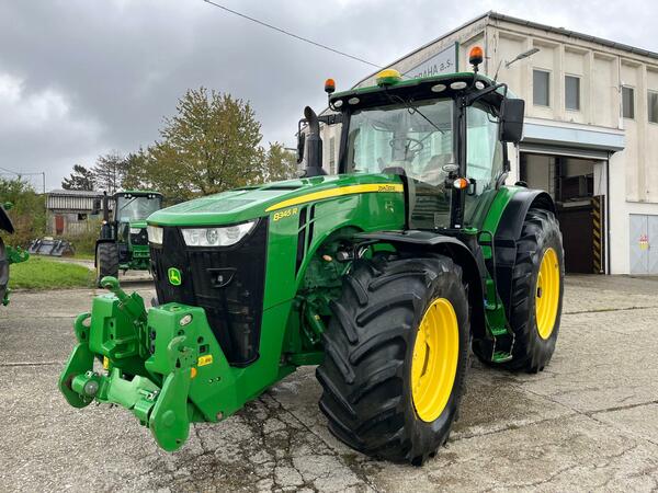 Kolový traktor John Deere 8345R e23