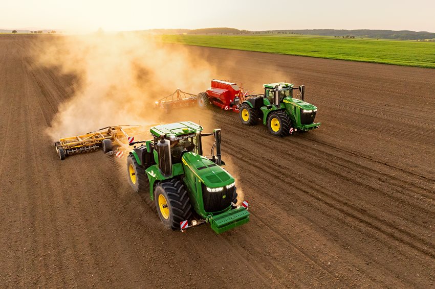 V Meclovské a.s. bude traktor 9R agregován se stroji na přípravu půdy. Na fotografii s traktorem 9R ze společnosti AGRO Staňkov