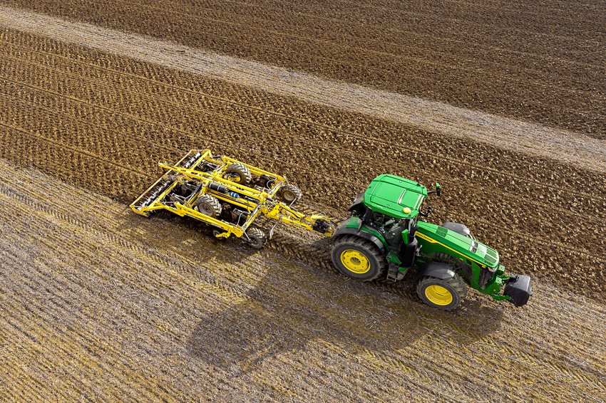 Stehlíkovi používají traktory John Deere 8R410 převážně pro přípravu půdy a setí