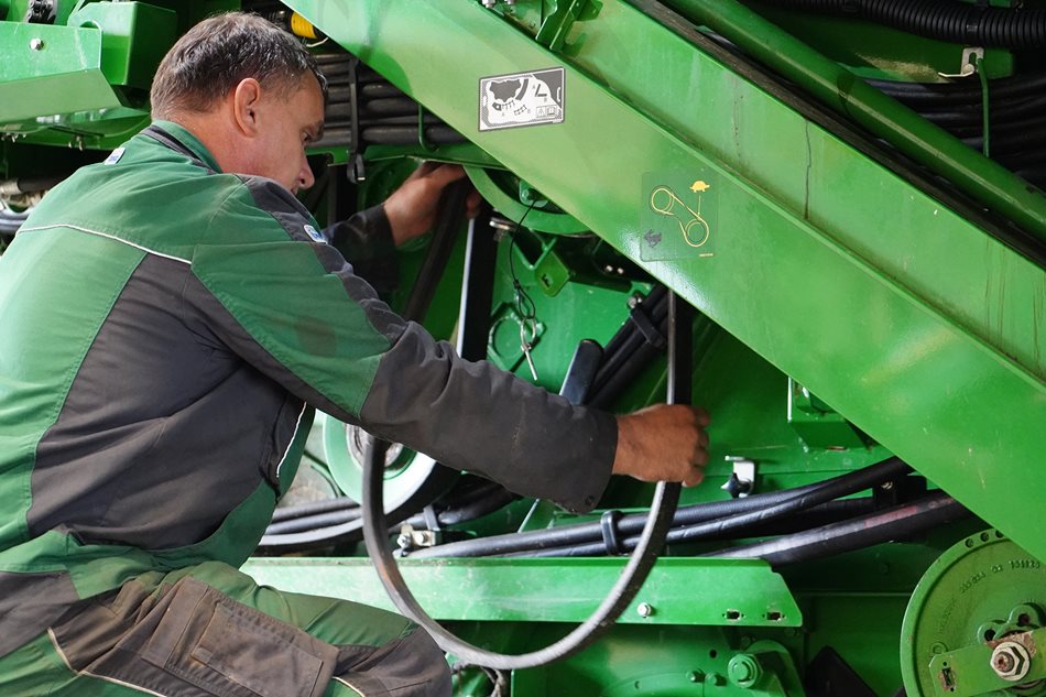 Na celém stroji se zkontrolují všechny mechanické funkční prvky a pohyblivé části – na pohonech jsou to hlavně řetězy, řemeny, řemenice a ložiska