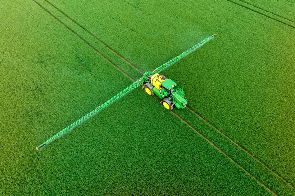 ​Samochodný postřikovač John Deere R4150i používají ve Straškově k chemické ochraně a k aplikaci DAMu