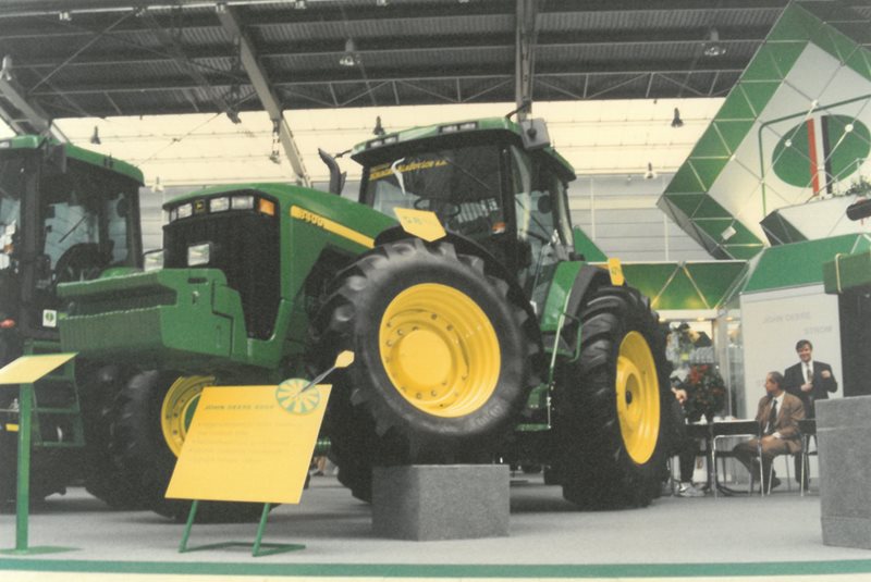 ​Traktor John Deere 8400 vystavený na veletrhu TechAgro 1997