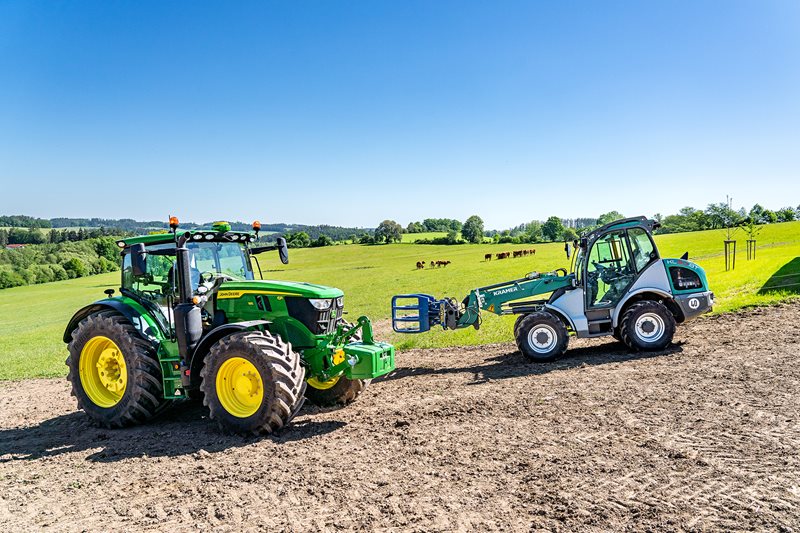 Nejnovější traktor John Deere 6R 185 v Podolském dvoře je vybaven i navigací