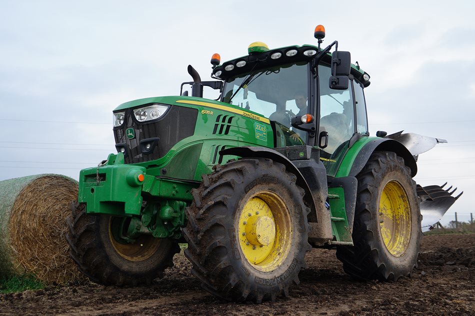 Traktor John Deere 6135R byl v době naší návštěvy nasazen při orbě