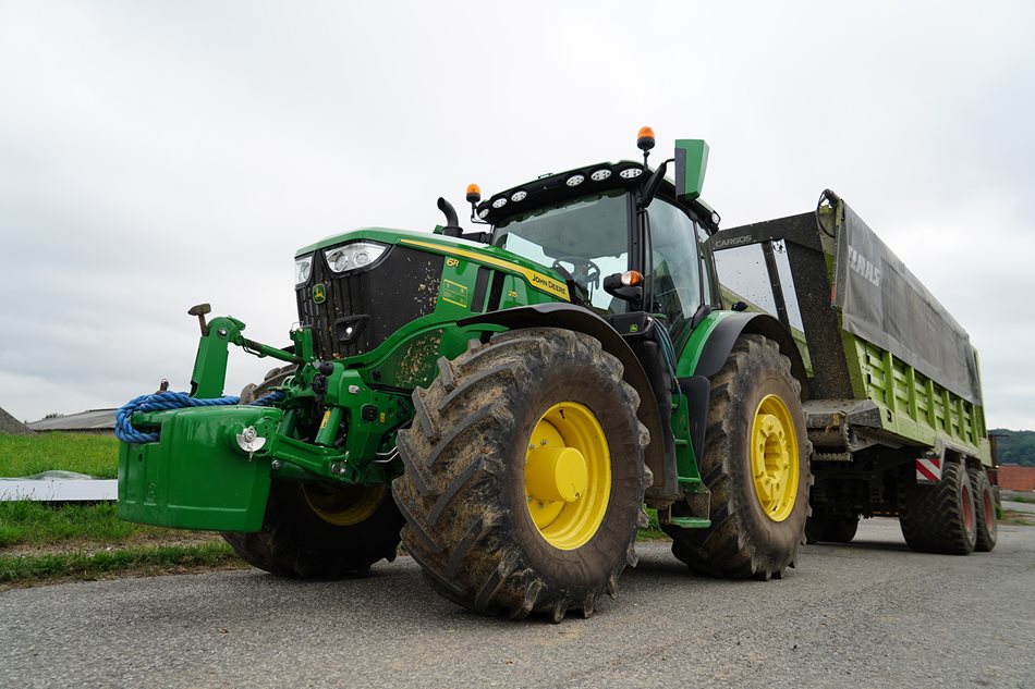 Nejnovějším přírůstkem z řad traktorů John Deere 6R je tento model 6R 215, který naše středisko Nový Jičín do podniku předalo na jaře 2024