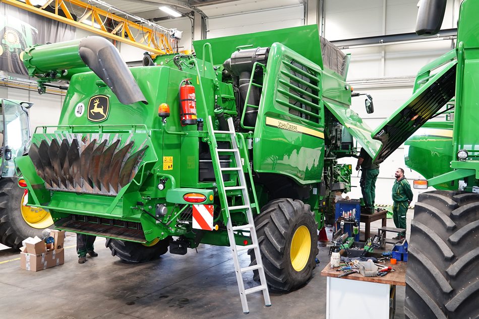 Posezónní prohlídka může proběhnout za přítomnosti obsluhy stroje, naši mechanici tak mohou dovysvětlit a ukázat úkony pravidelné údržby a nastavení sklízecí mlátičky