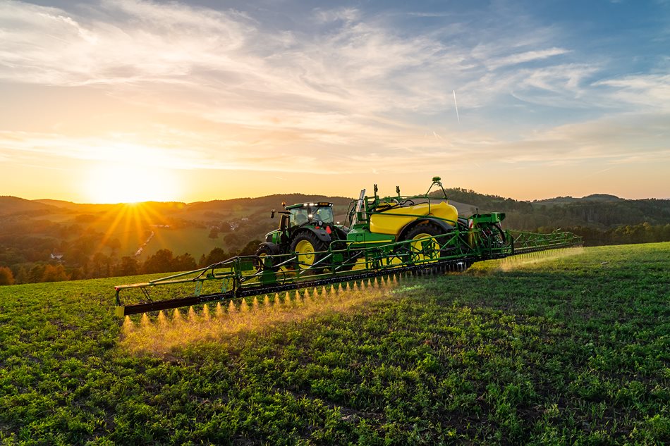 V ZD Krásná Hora nad Vltavou využívají tažený postřikovač John Deere 952i s aktivním naváděním