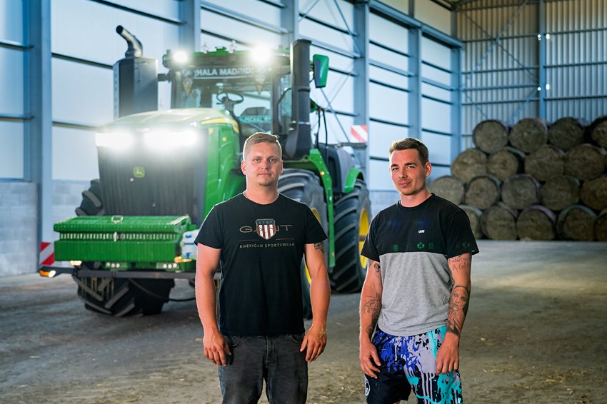 Na západě Čech pracují hned tři kolové kloubové traktory John Deere 9R 490 o maximálním výkonu motoru 539 k. Na fotografii zástupci společnosti Agro Staňkov - Domink Hilf (mechanizátor) a Michal Demitrov (obsluha)