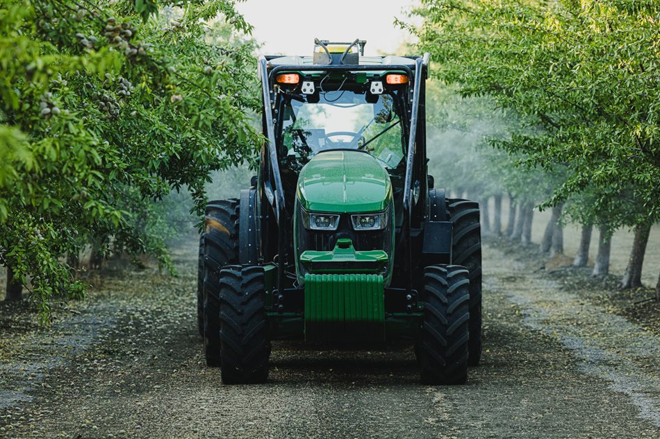 Autonomní traktor 5ML při práci v sadech