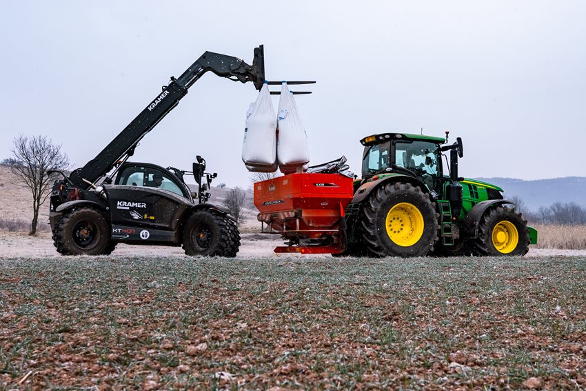 Kramer KT 407 BlackEdition pracuje ve společnosti již čtvrtou sezónu. Na fotografii s traktorem John Deere 6250R a neseným rozmetadlem Kuhn Axis 50.2 H EMC W během jarního přihnojování.