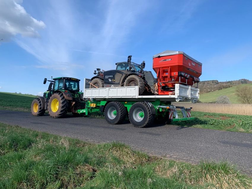 A hurá na služby. Takto přepravují techniku v AGRO Hřivice na služby. Na fotografii hákový nosič kontejnerů Pronar T286