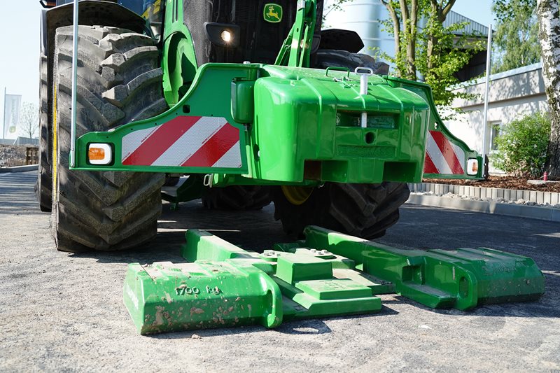 Odnímatelné závaží EZ Ballast dokáže během minuty (bez opuštění kabiny) traktor dotížit o 1 700 kg