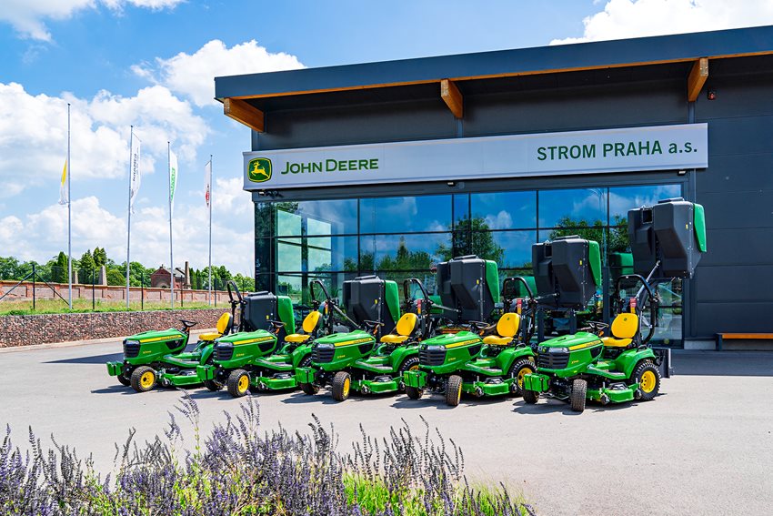 Pět traktorů John Deere X948 vybavených žacím a sběracím ústrojím pro státní podnik Ředitelství silnic a dálnic (ŘSD)