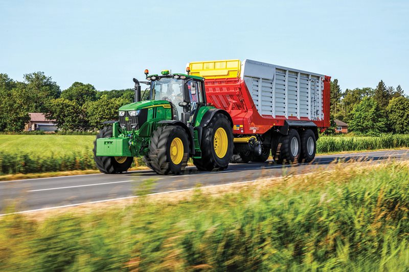 Základem všech traktorů řady 6 je celorámová konstrukce John Deere. Motor a převodovka jsou uloženy v rámu na silentblocích, které snižují jejich namáhání a přenos vibrací. Je to ideální platforma pro čelní nakladače John Deere