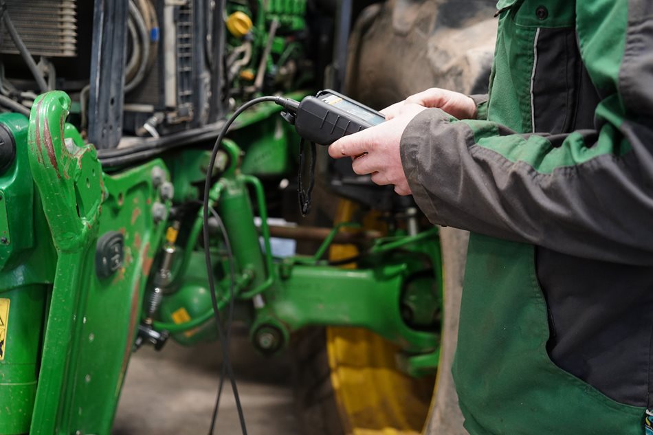 Změříme stav náplně dusíkových akumulátorů, zkontrolujeme odpružení celého traktoru a také hydraulickou soustavu včetně tříbodového závěsu. Dalším bodem kontroly je také vývodová hřídel. V rámci celé prohlídky se věnujeme mazacím místům stroje. Součástí prohlídky je také zkušební jízda, při které sledujeme plynulost řazení, brzdný účinek a případné neobvyklé zvuky či vibrace