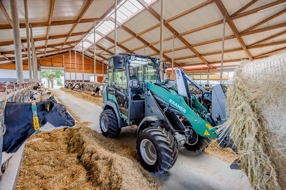 Nakladač KL21.5L přináší díky pevné konstrukci s neděleným rámem a možnosti snížení kabiny na výšku pouhých 211 cm nabízí výjimečnou praktičnost i v prostorově omezených podmínkách