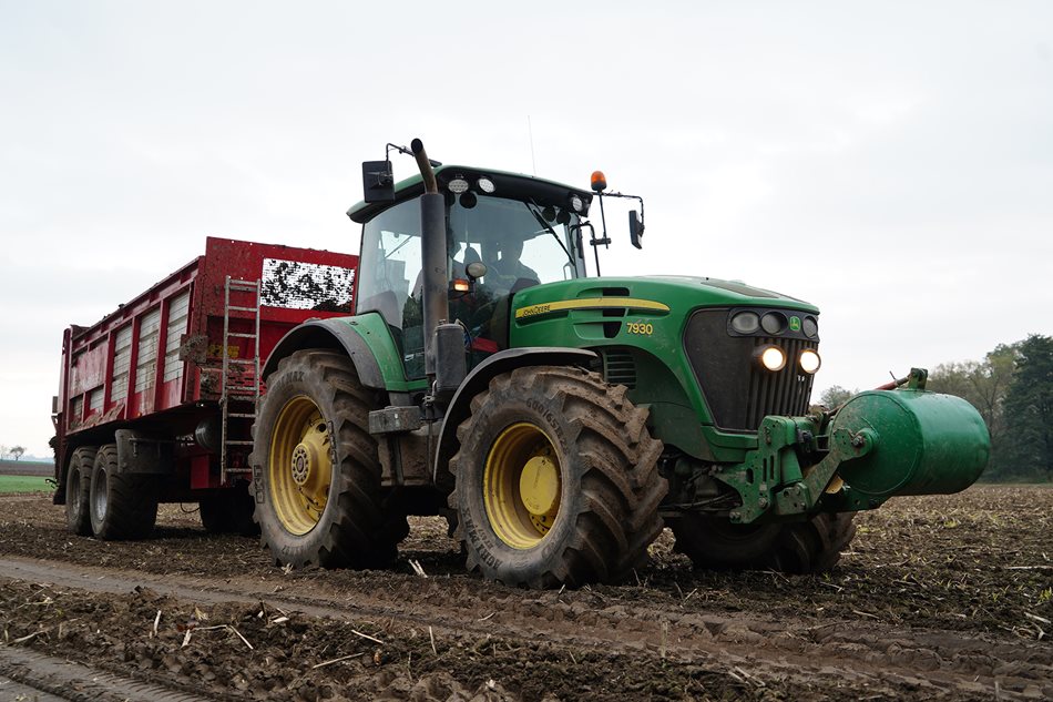 Nový modem M mají traktory John Deere 7930 a 8000, jsou tak propojené s Operačním střediskem